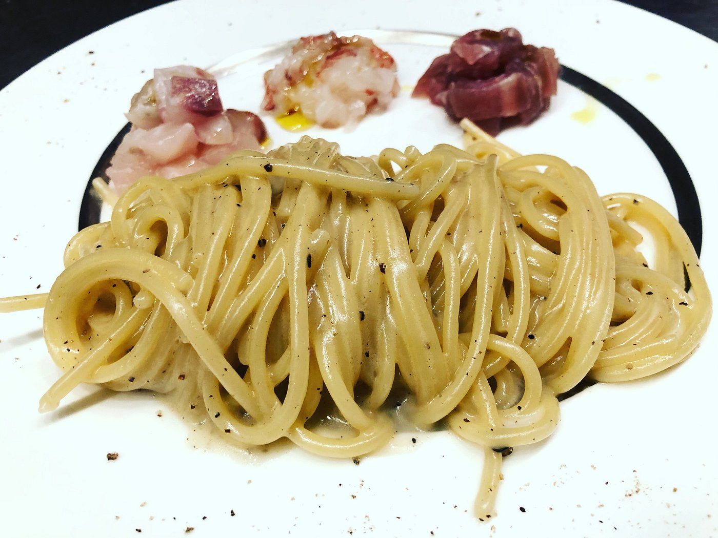 Trittico di tartare su spaghettone cacio e pepe, la firma dello chef