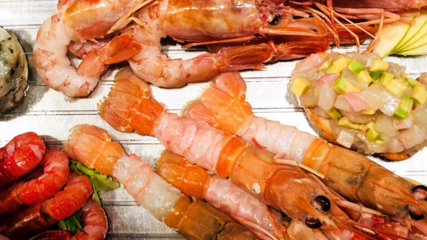 Scampi e gamberi rossi serviti crudi