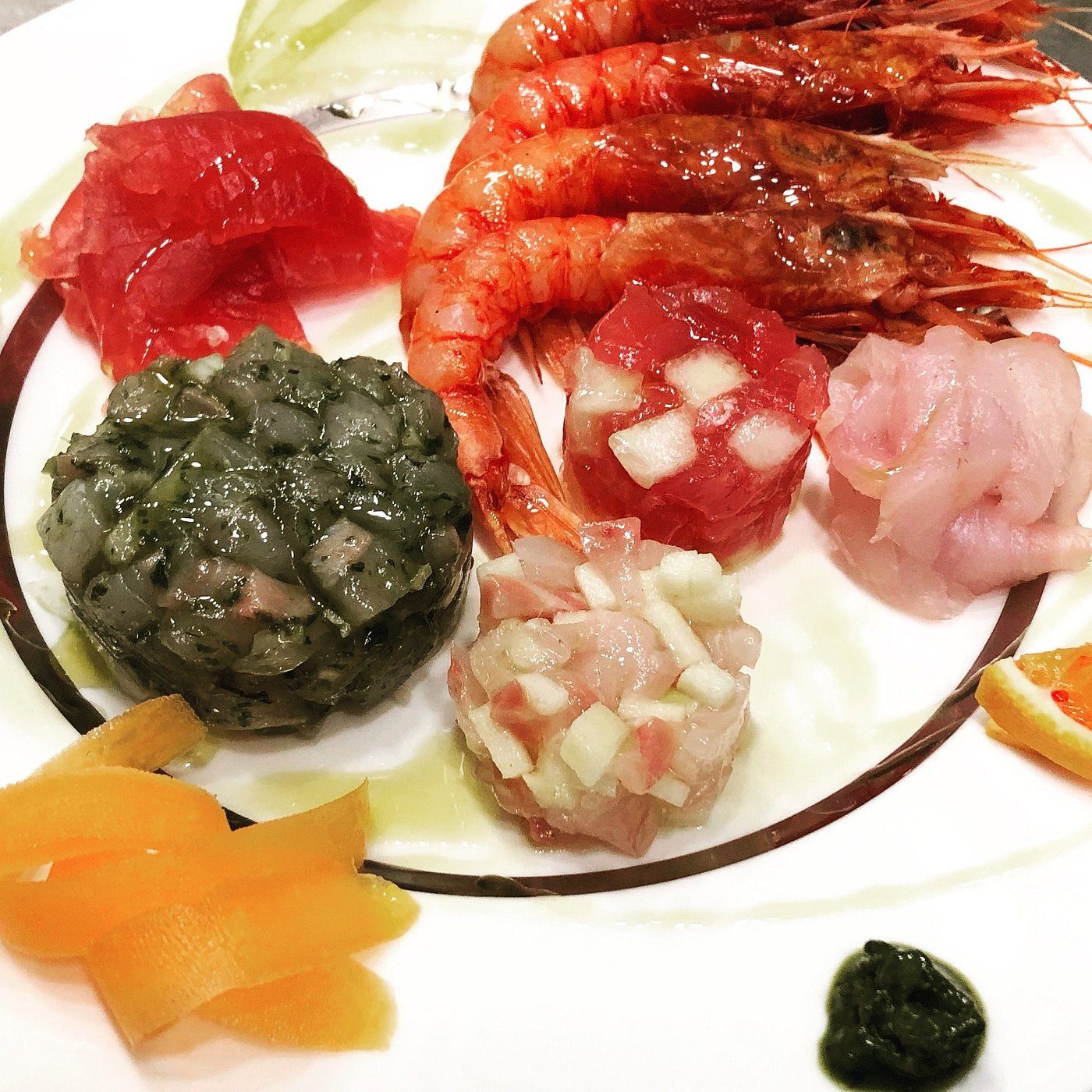 Fantasia di crudo: gamberi, scampi e tartare del giorno