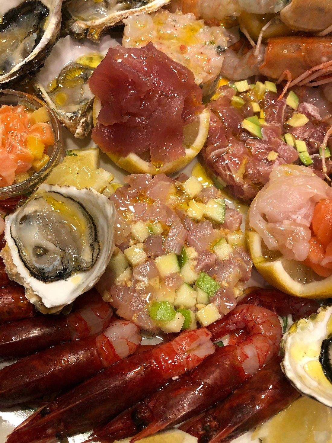 Il gran crudo di Salerosa: ostriche, gamberi rossi, scampi e tartare