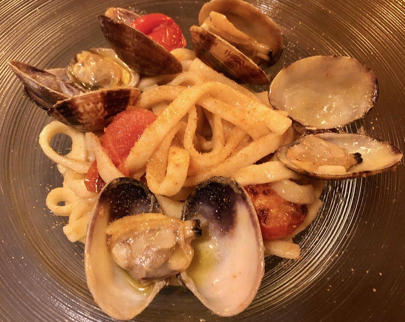 Scialatiello alle vongole nel piatto di vetro