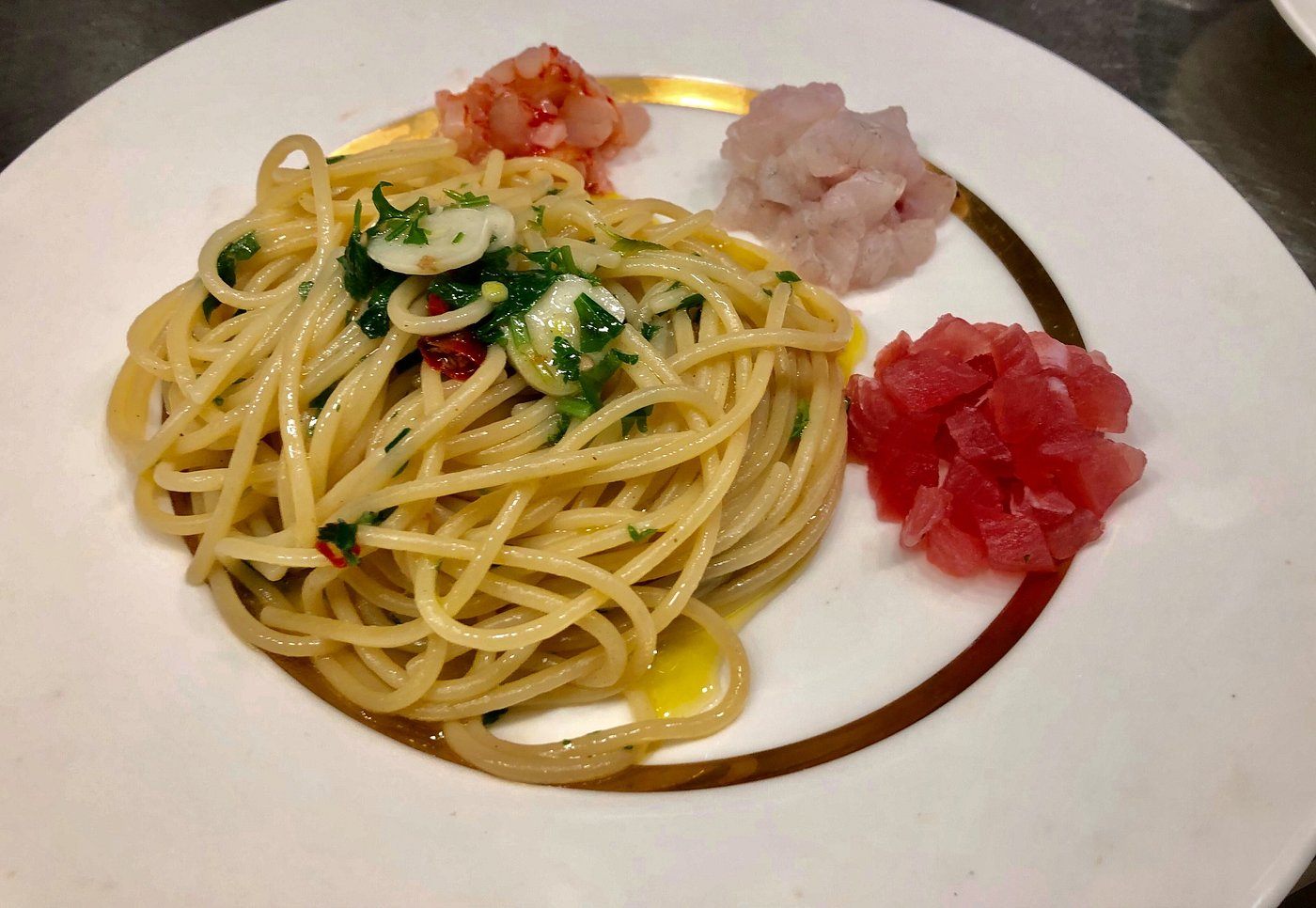 Spaghettone aglio olio e peperoncino con tartare di gamberi